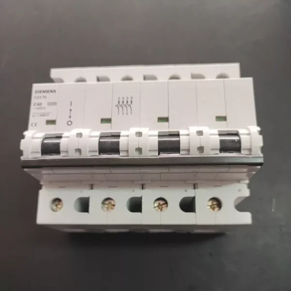 Interruttore Automatico 10KA 4P 40A IP2X - SIEMENS 5SX74407